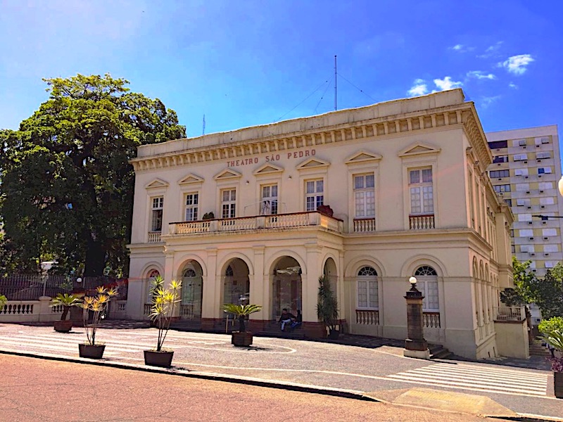 foto do Theatro São Pedro no centro histórico de Porto Alegre